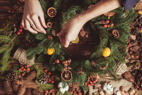 How to make a homemade Christmas wreath with decorative picks